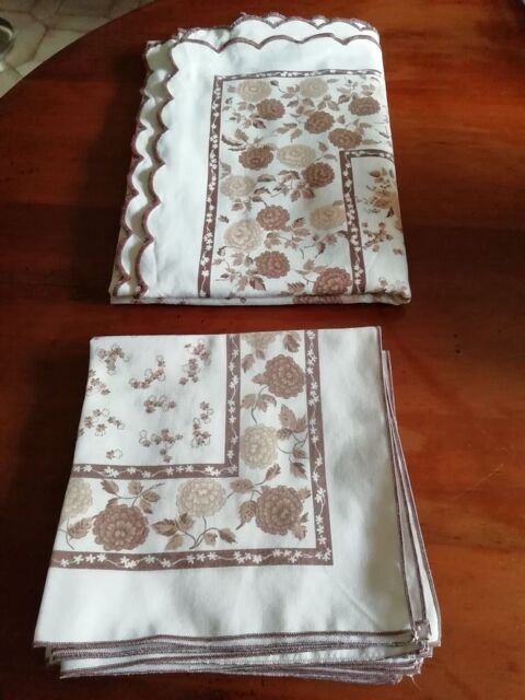 Grande nappe � fleurs marron clair + 8 serviettes 24 L�signy (77)