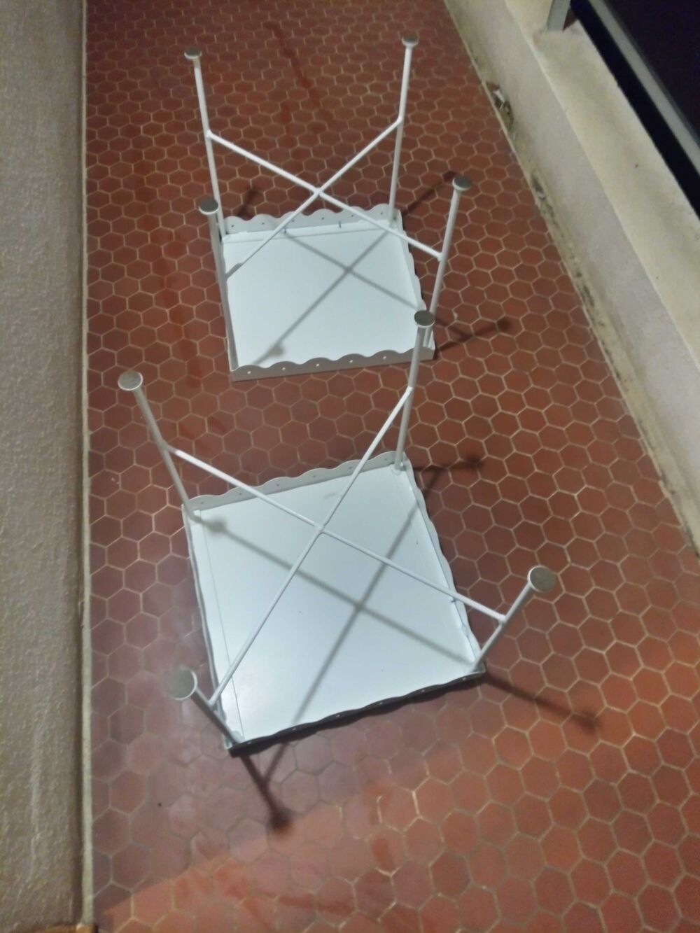deux tables m&eacute;tal blanche Meubles