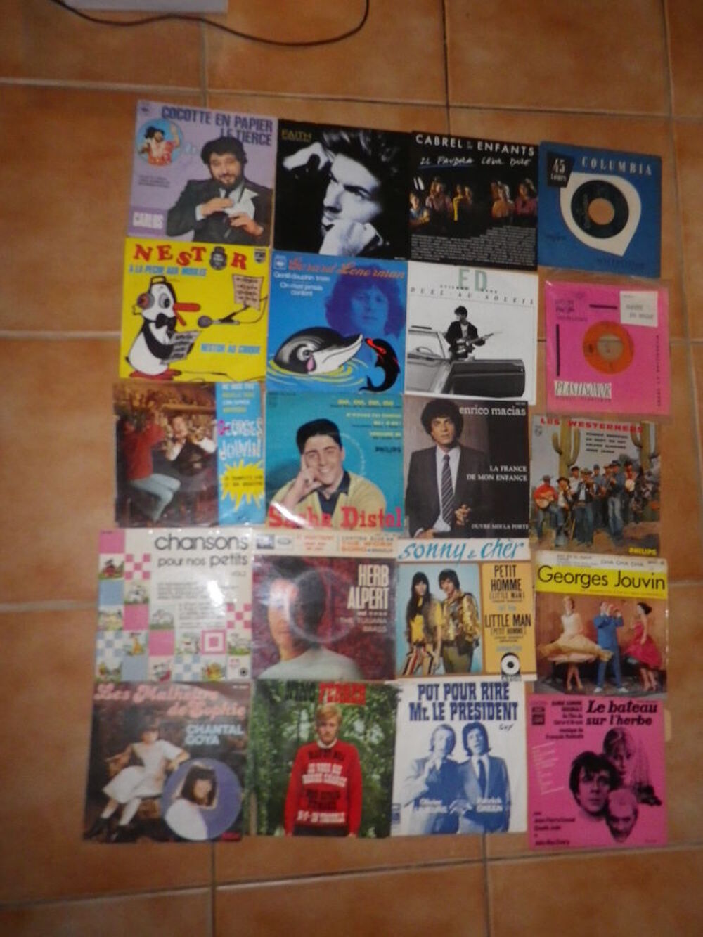 Lot de 80 DISQUES VINYLE 45 TOURS CD et vinyles