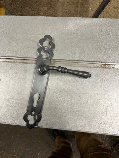 b�quille seul mod�le LANGUEDOC en fer patin� verni  15 Montmirail (51)