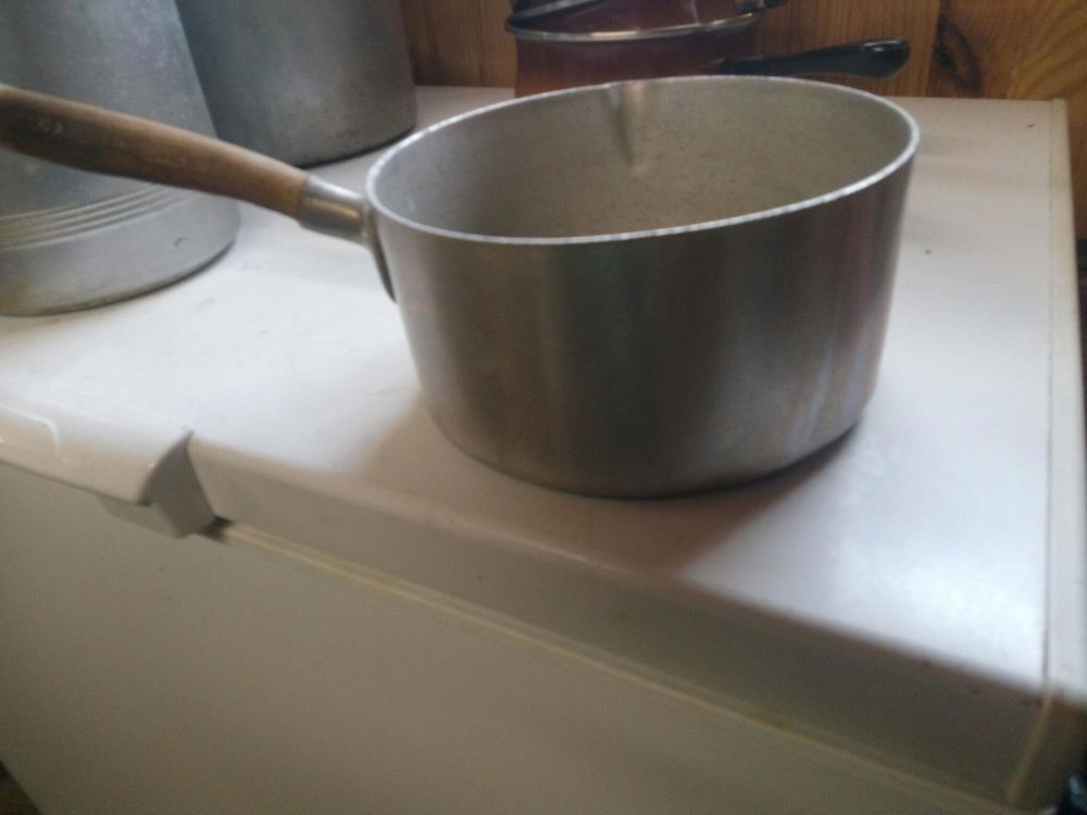 CASSEROLE ANCIENNE POIGNEE BOIS BON ETAT Cuisine