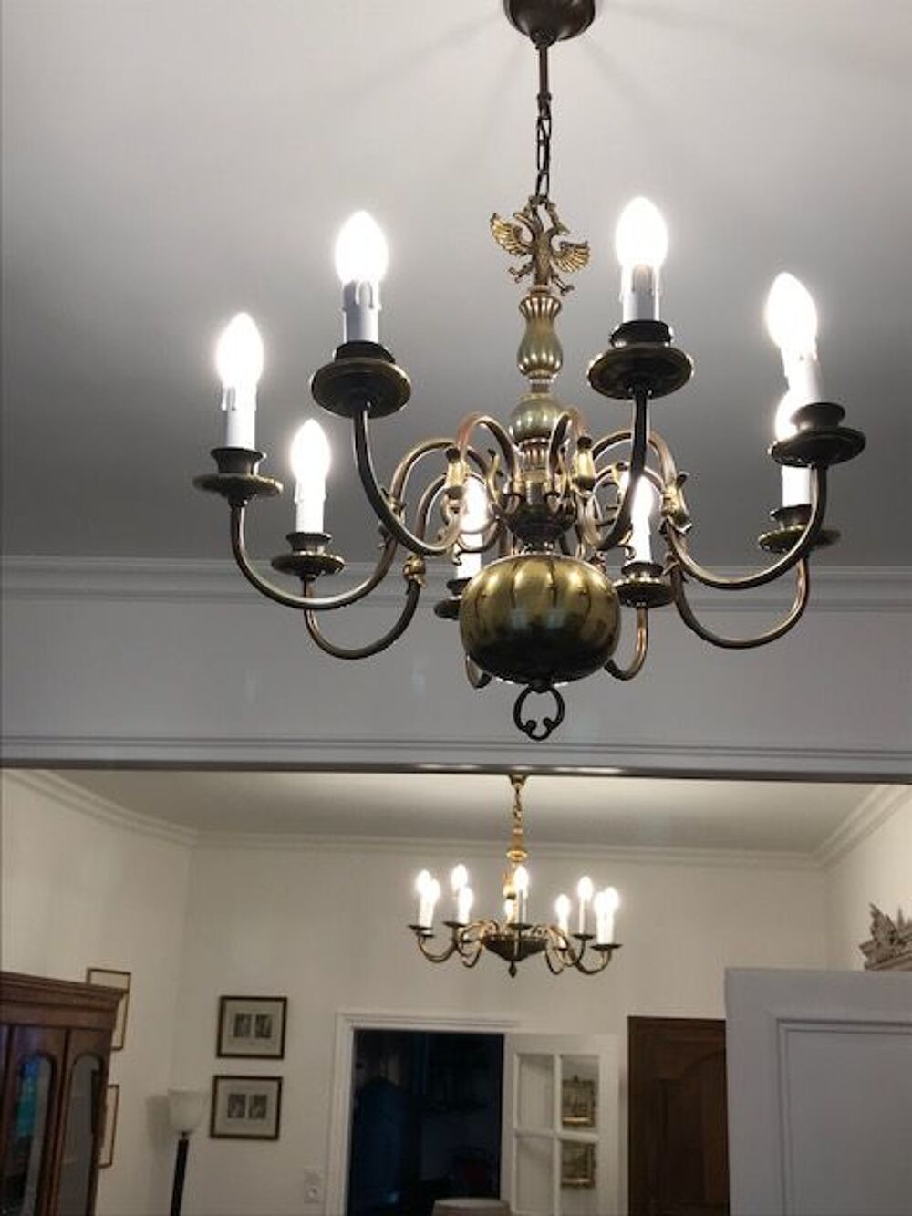 Deux lustres laiton et cuivre 8 et 10 lumi&egrave;res Meubles