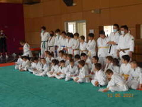   cours de gymnastique souple.de judo.de self-defense. 