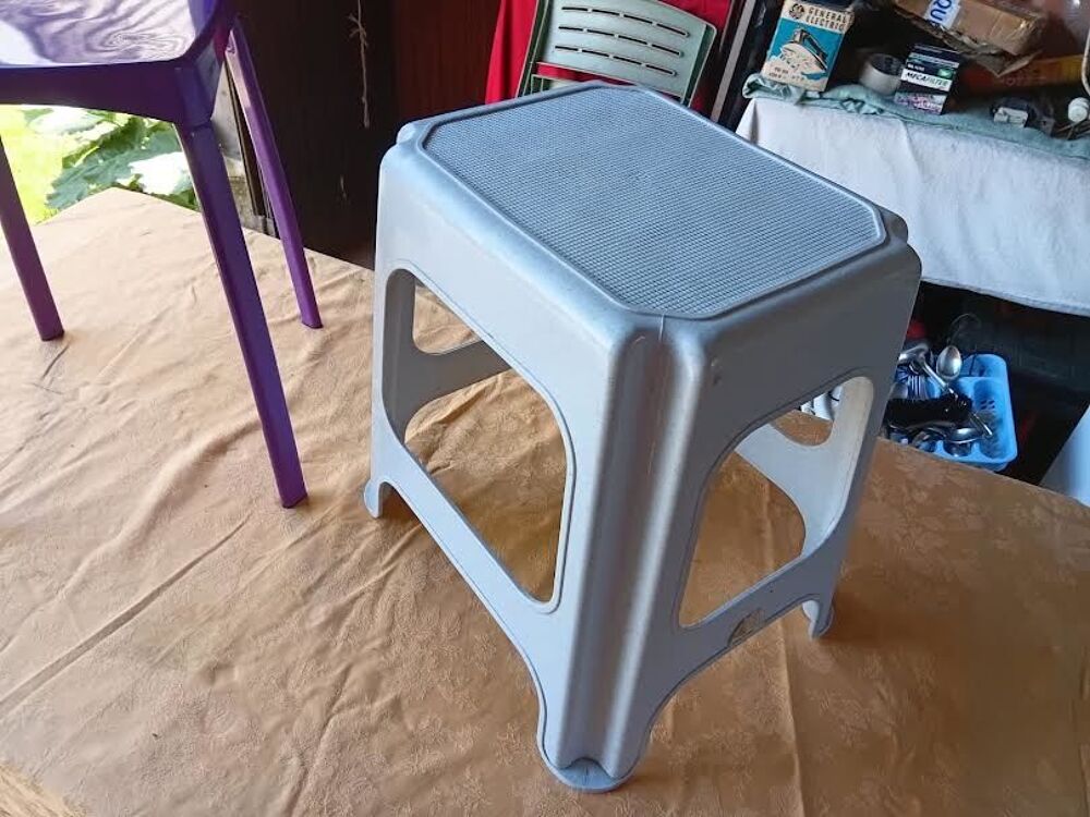 2 TABOURETS VIOLET ET GRIS Meubles