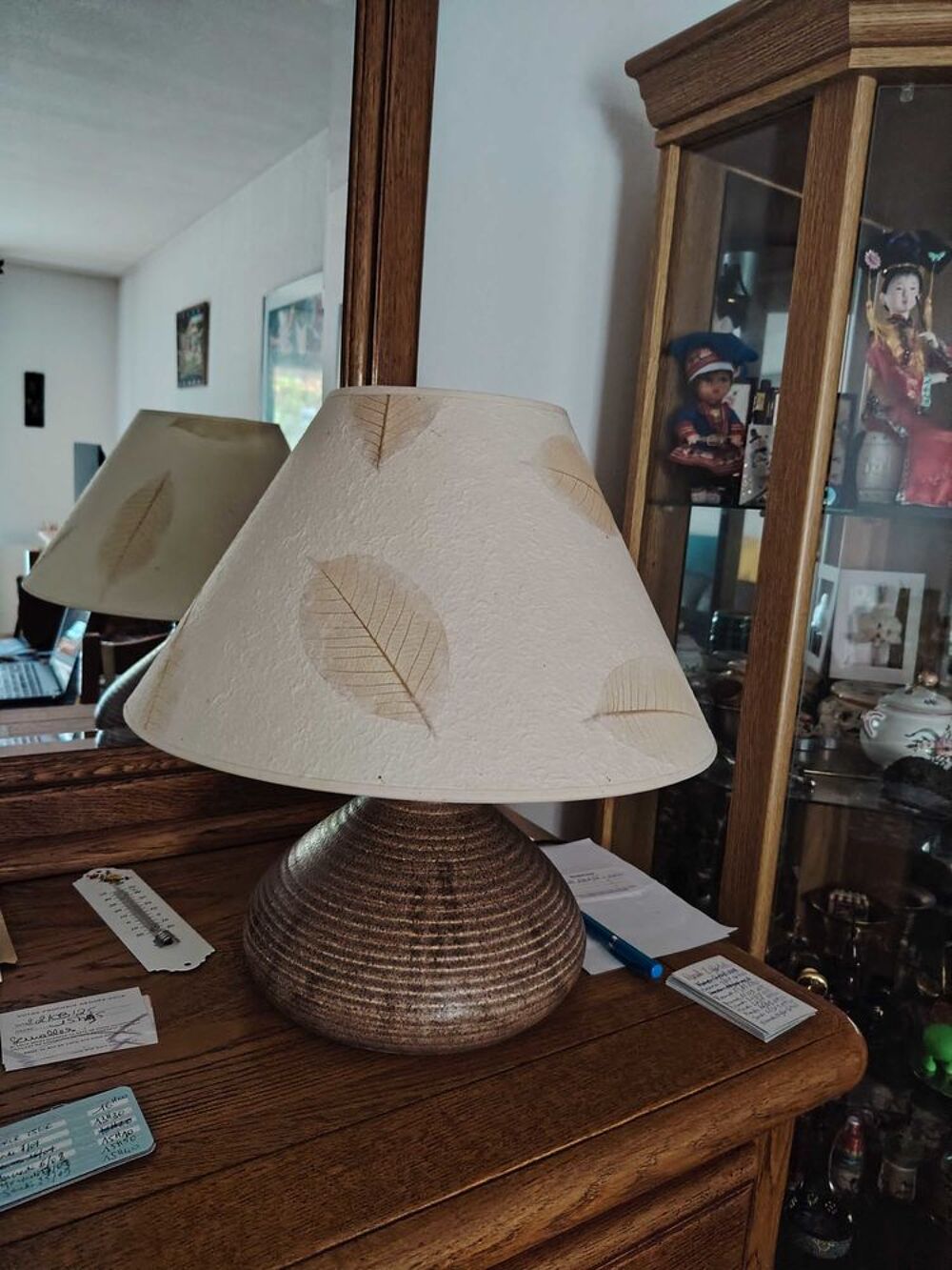 Lampe d'appoint design avec abat-jour &agrave; motifs feuilles 