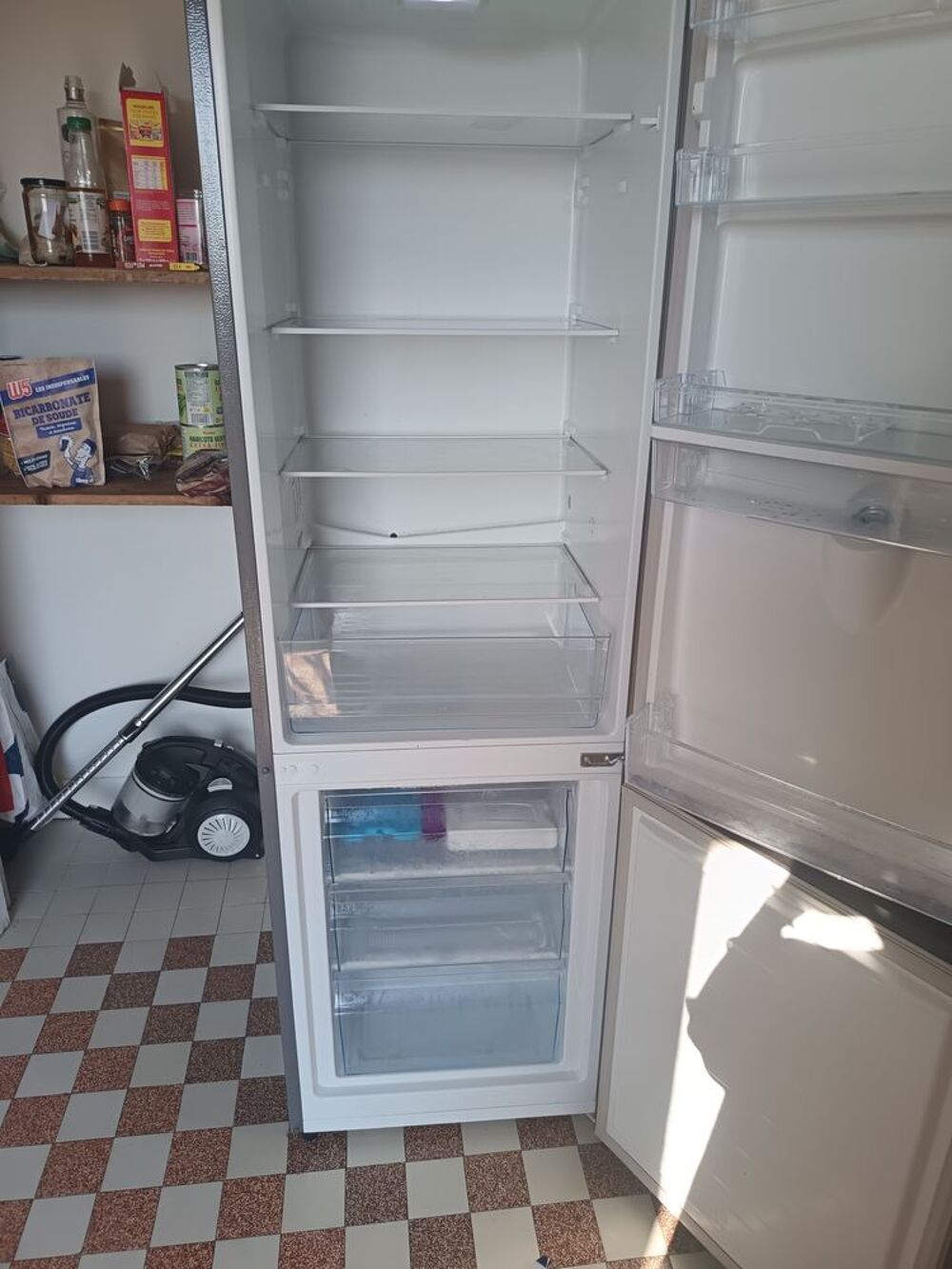 R&eacute;frig&eacute;rateur Hisense gris avec distributeur Electroménager