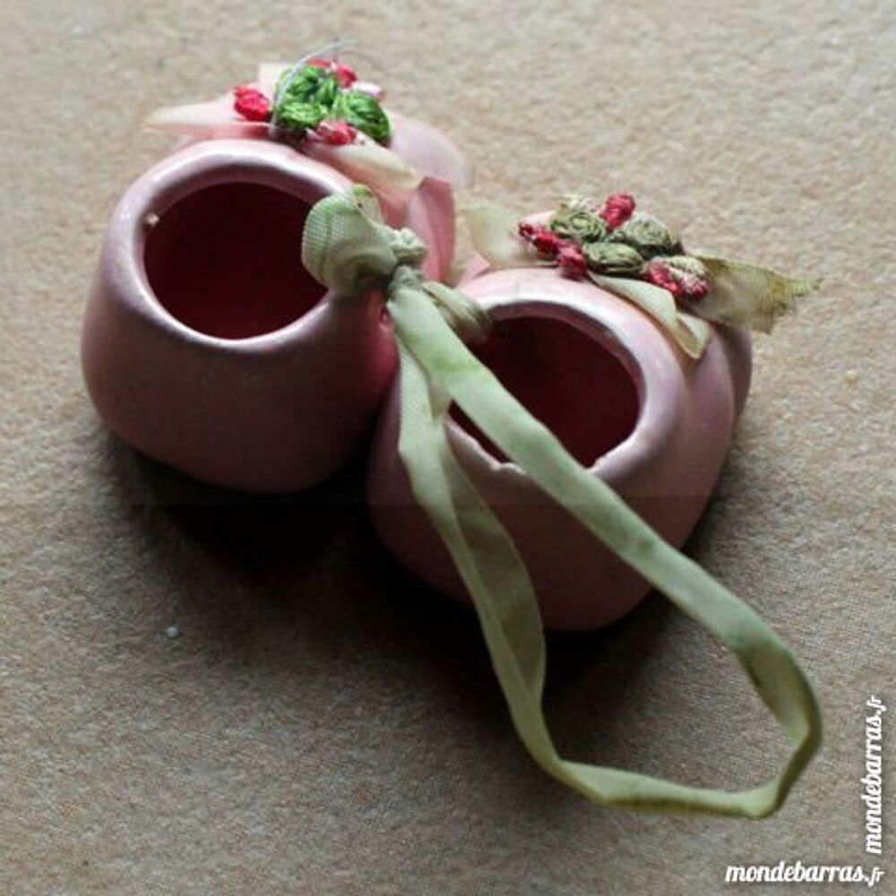 Petits chaussons en porcelaine rose vintage Jeux / jouets