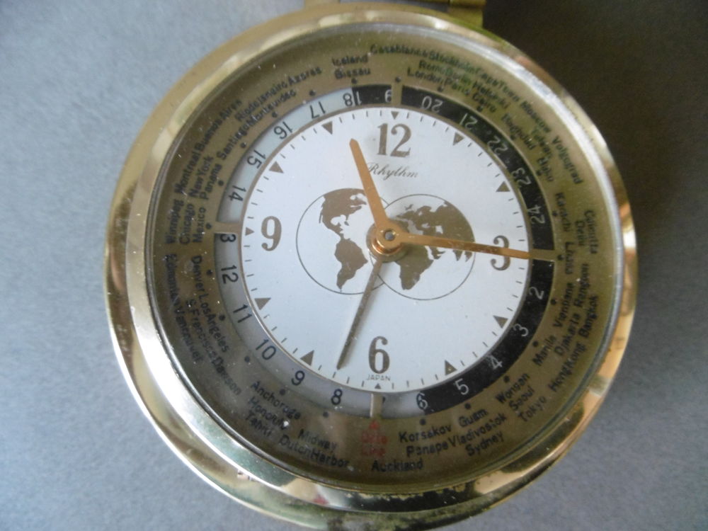 R&eacute;veil de voyage RYTHM Japan avec fuseaux horaires Bijoux et montres