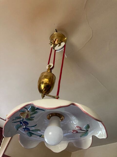 Ancienne lampe de plafond à  poulies. Garches (92)