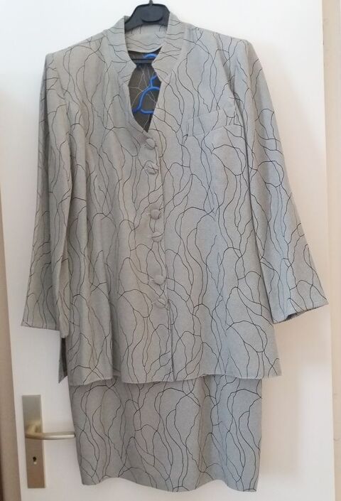 Ensemble veste longue et jupe Le Plessis-Bouchard (95)