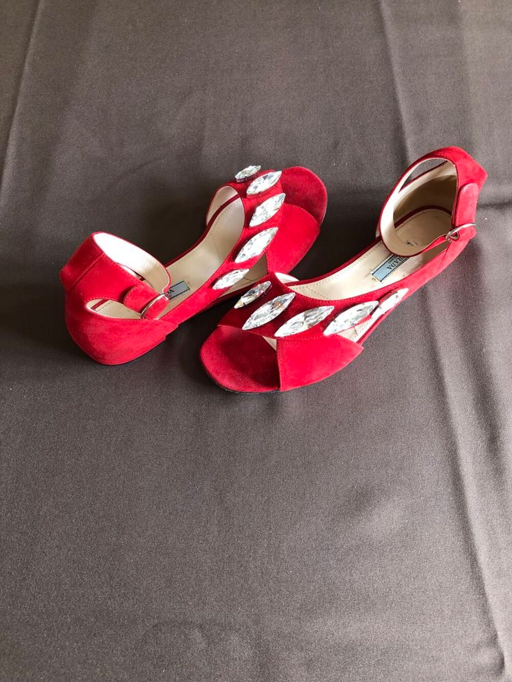 superbes escarpins en daim rouge corail, marque PRADA Chaussures