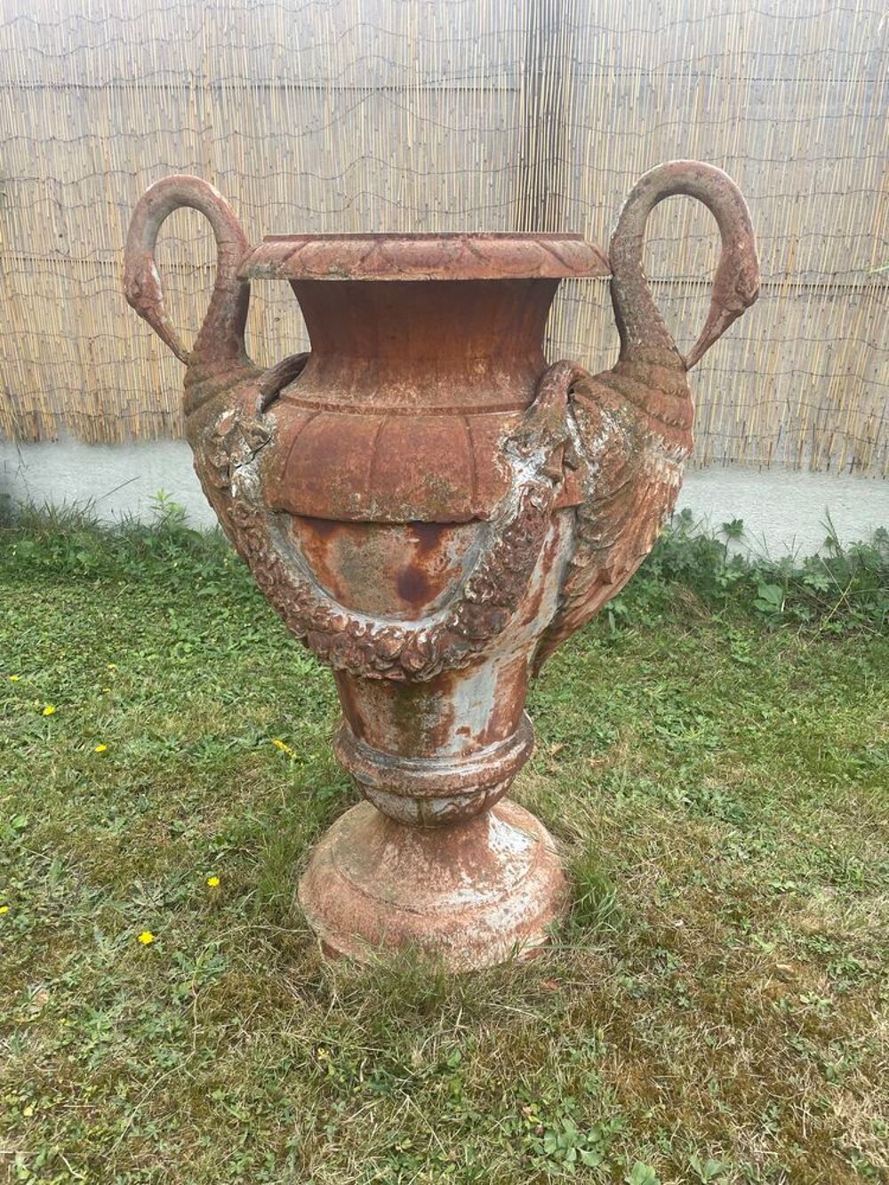 Magnifique vase orn&eacute; de cols de cygne en fonte Décoration