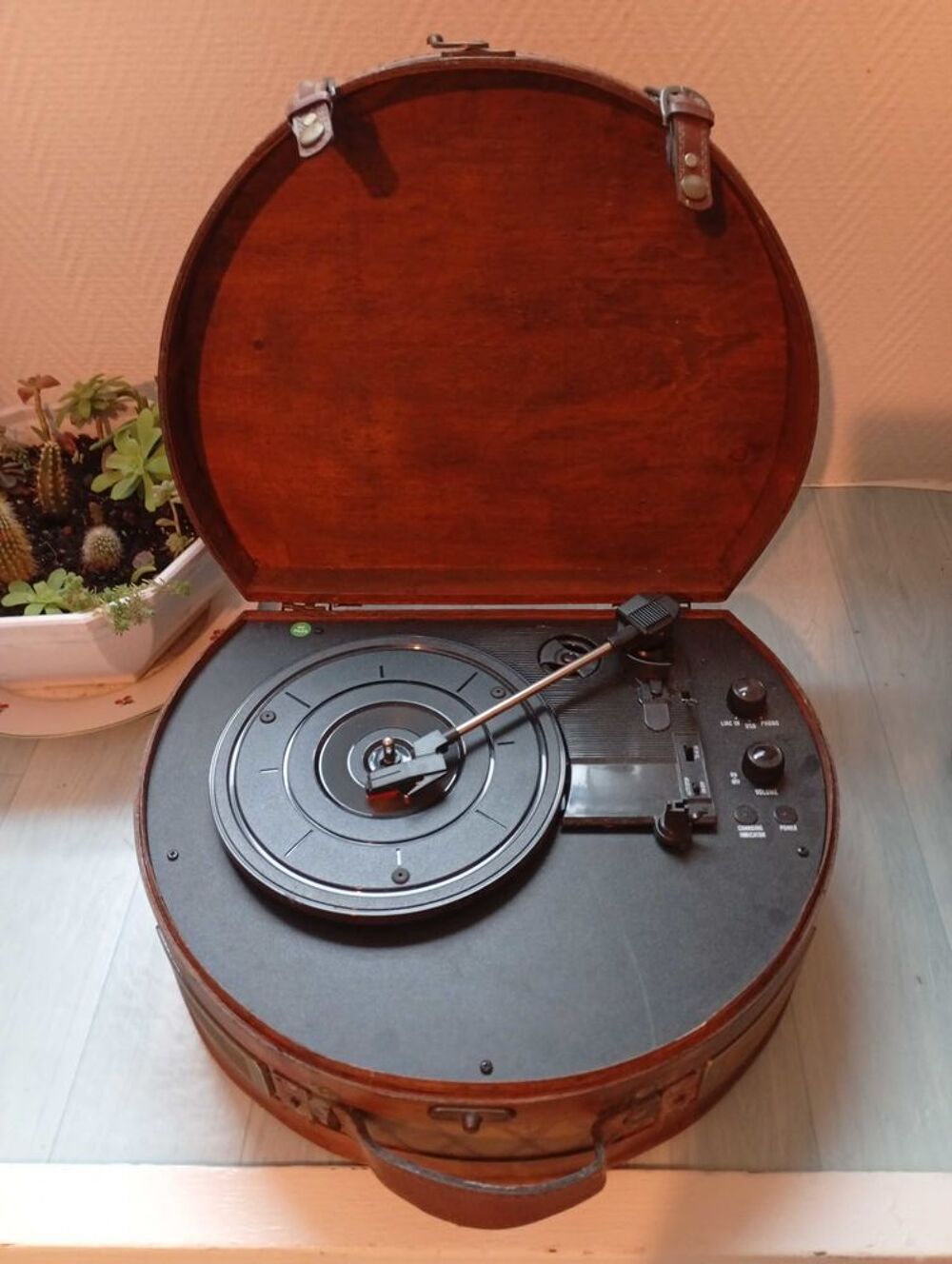 Tourne Disque, plus lecteur USB, Plus 2 baffles sur les c&ocirc;t&eacute;s, le tout dans tr&egrave;s belle valise en bois, &eacute;lectrique avec secteur 12v tr&egrave;s bon &eacute;tat 