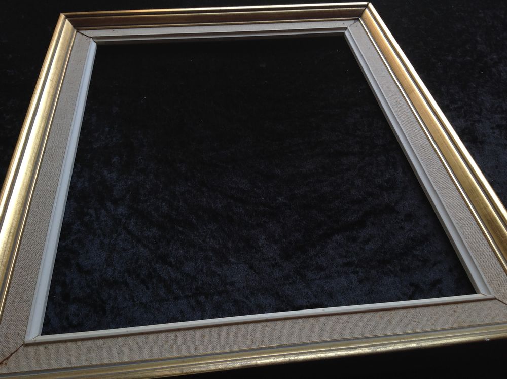 CADRE ANCIEN BOIS DOR&Eacute; ET TISSU DE 40 x 48,5 cm Envoi Possib Décoration