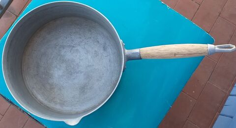 Ancienne casserole vintage de la marque MENESA, diamtre 22 cm, manche bois 15 Montauban (82)
