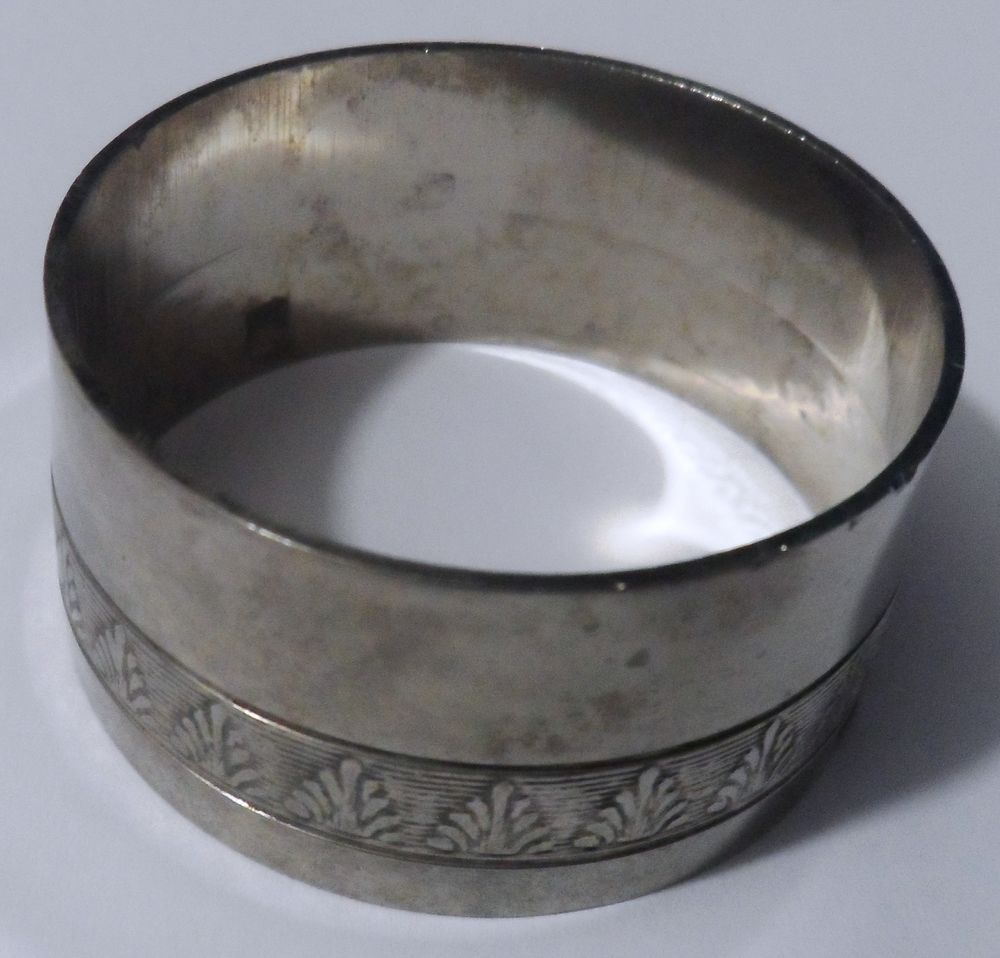 Rond de serviette ancien en m&eacute;tal argent&eacute; avec poin&ccedil;on
Cuisine