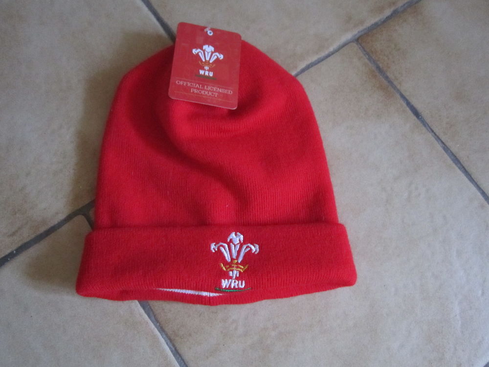 Un bonnet rouge
Vêtements