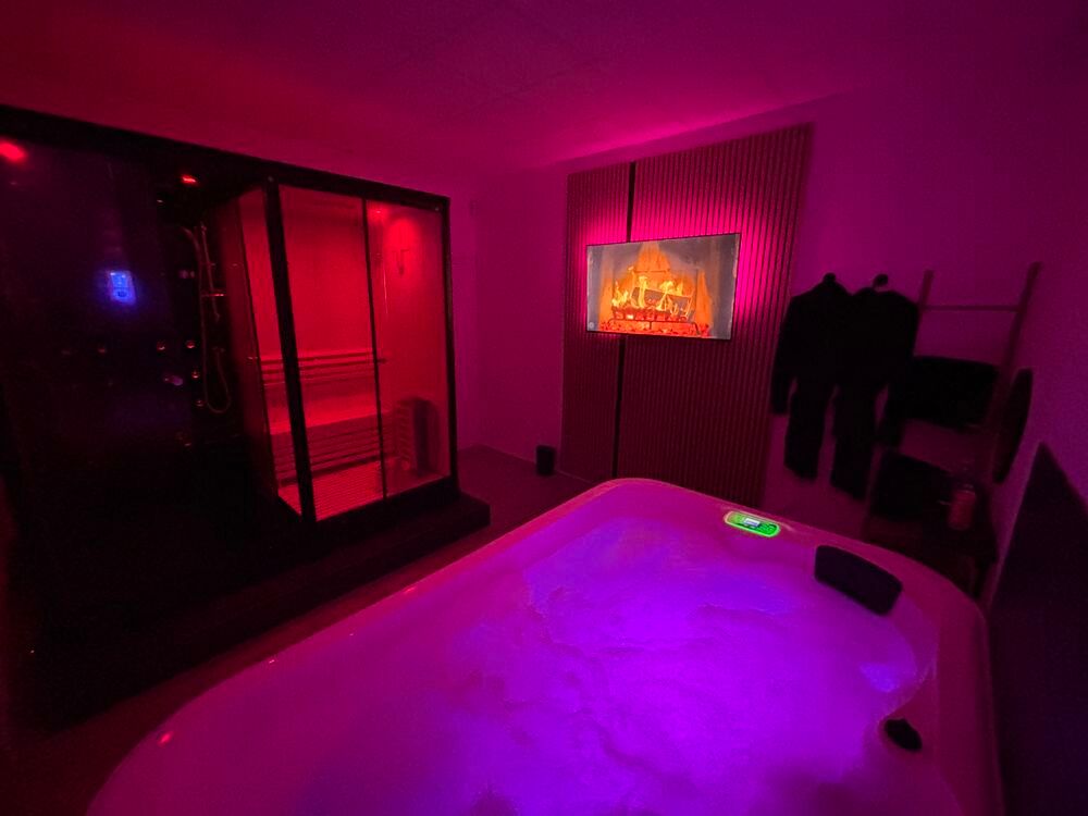 Jaccuzi 4 personnes en bon &eacute;tat Meubles