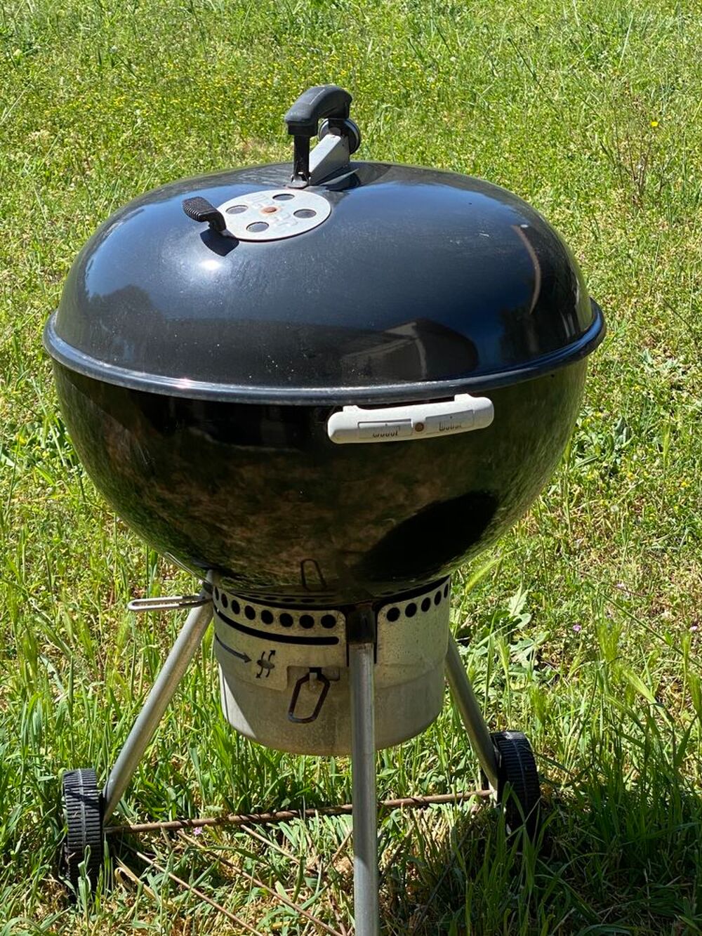 Barbecue &agrave; charbon noir avec couvercle WEBER &amp; aspirecendre Jardin