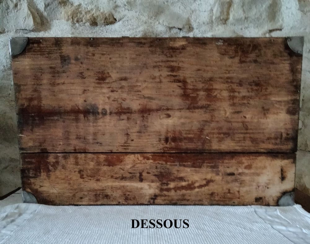 Valise en bois. Décoration