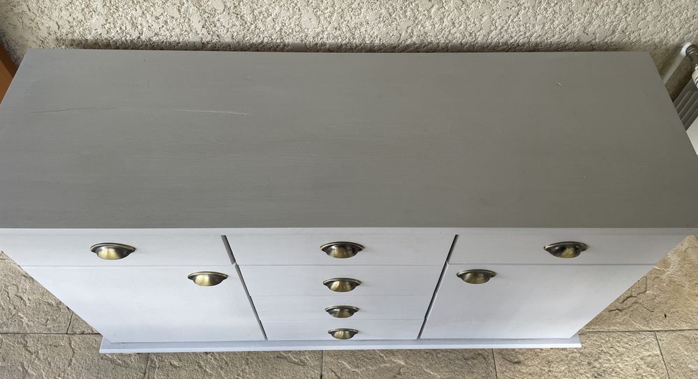 Meuble multi tiroirs et portes repeint en gris perle Meubles