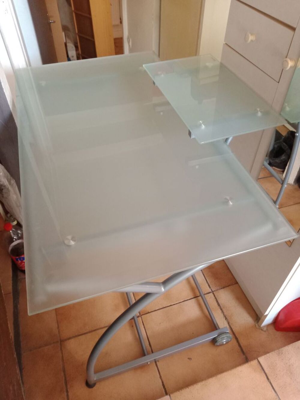 bureau informatique en verre tremp&eacute; sur roulettes Matériel informatique