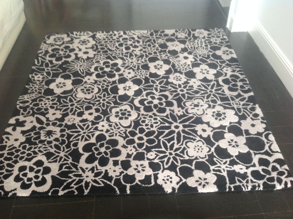 Tapis carr&eacute; noir et blanc
Décoration