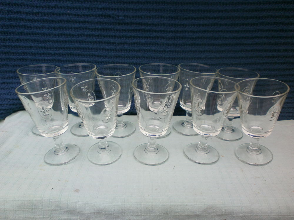 LOT 12 VERRES A PIED FLEURS DE LYS Décoration