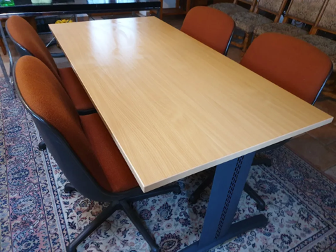   Table et 4 fauteuils Comforto 