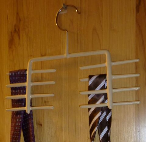 PORTE CRAVATES et/ou PORTE CEINTURES 4 Doussard (74)