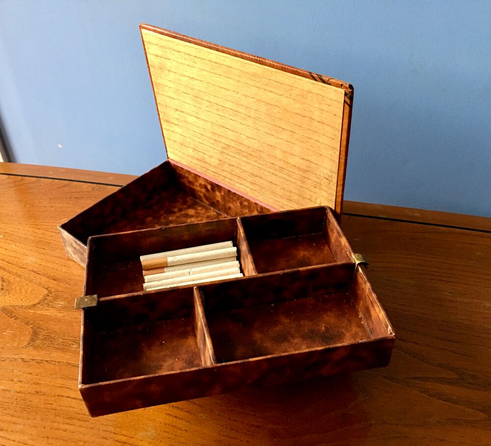 Coffret ancien en cuir v&eacute;ritable gaufr&eacute; ; milieu XXe Décoration