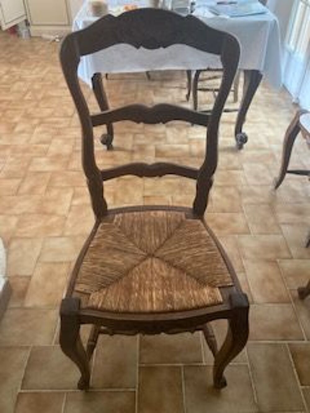 Table en noyer avec rallonge 8 a 16 place avec 10 chaises Meubles