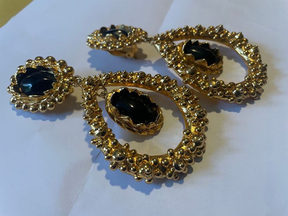 BO ovales perl&eacute;es dor&eacute;es Pendant ovale serti cabochons noir Bijoux et montres