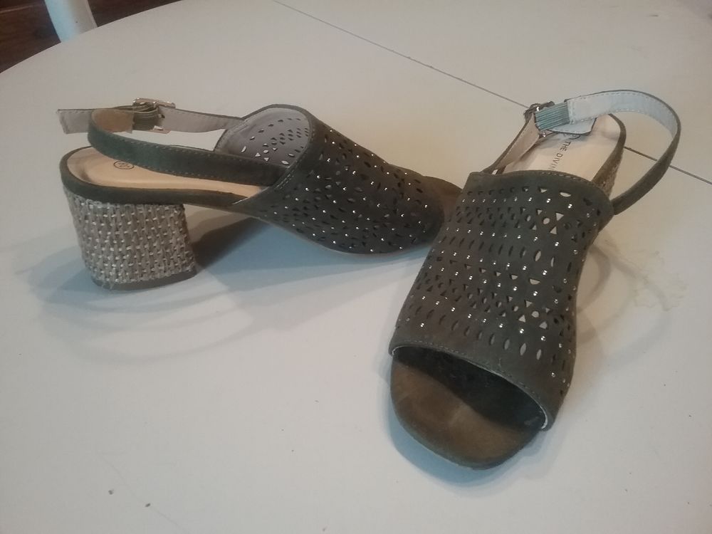 Chaussures vertes cloutees dor&eacute; Chaussures