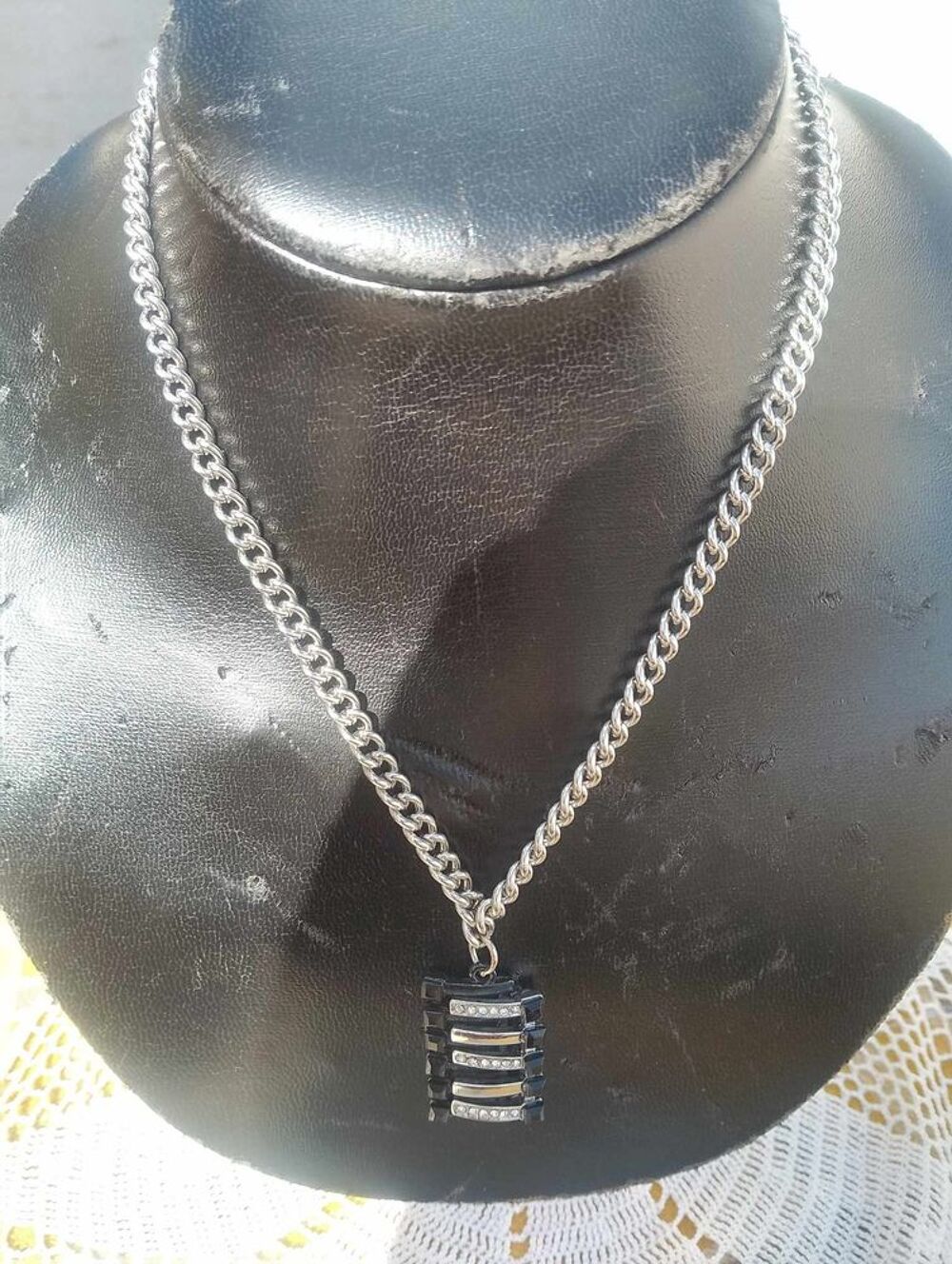 Collier Fantaisie avec Pendentif : R&eacute;glable en Longueur/Neuf Bijoux et montres
