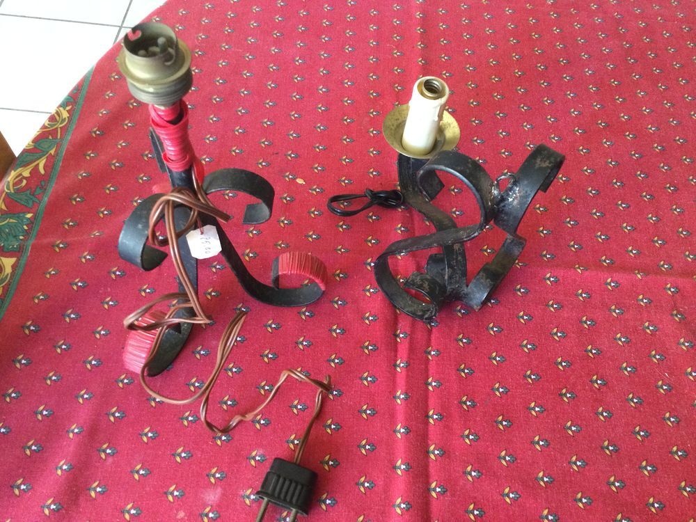 Lampe tripode et son applique en fer forg&eacute; Décoration