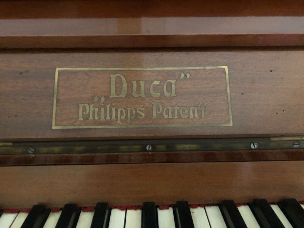 piano droit de marque allemande Philipps Duca. Instruments de musique