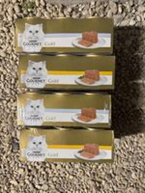   2 SACS DE CROQUETTES ET 103 BOÎTES DE PÂTÉS MOUSSELINES. 
