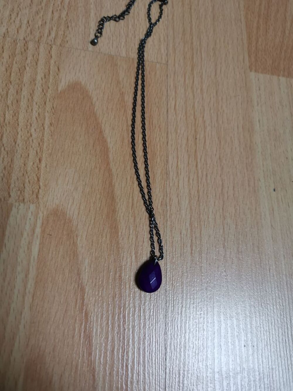 Collier violet sans marque, jamais port&eacute;. Bijoux et montres
