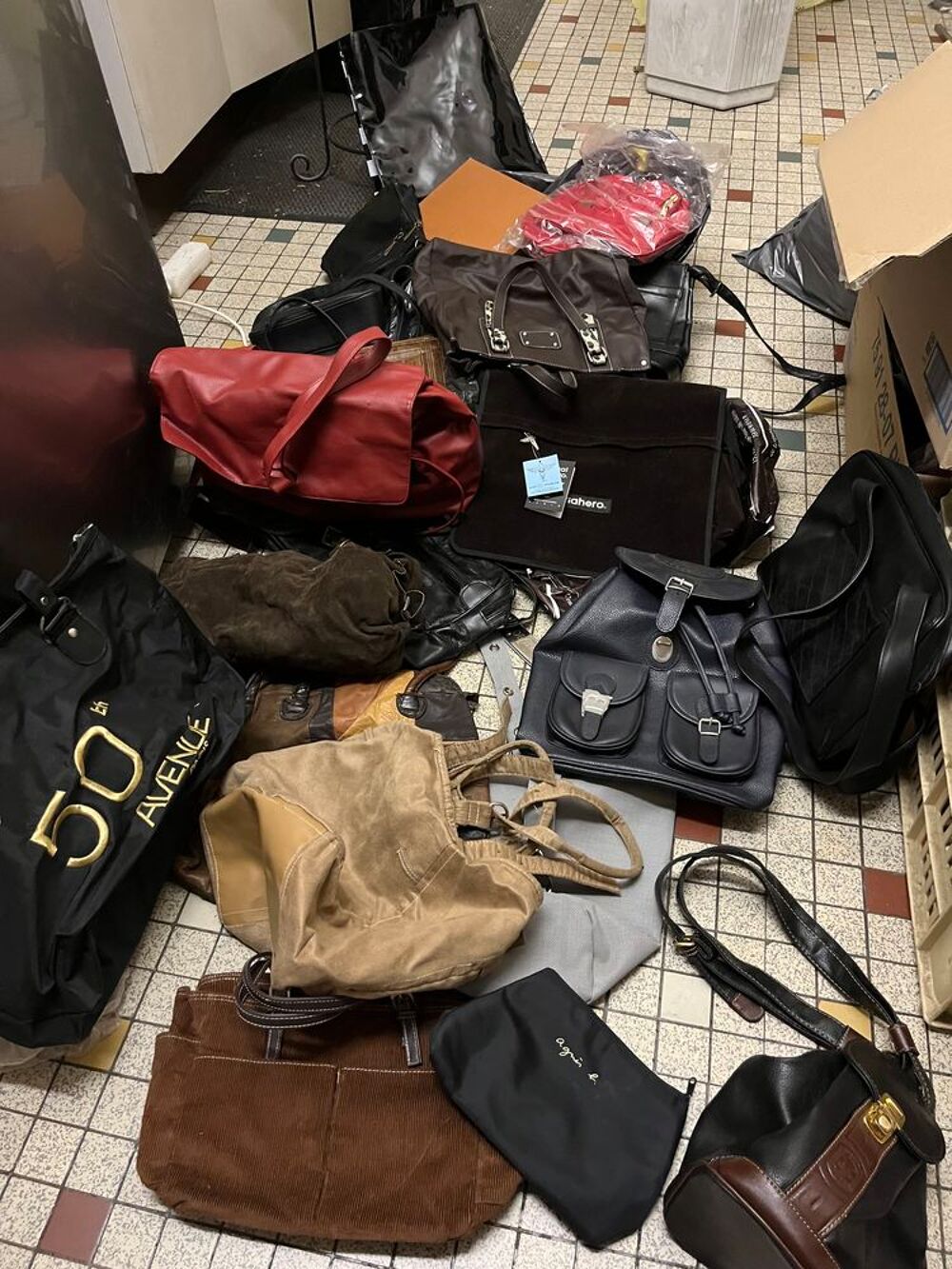 sacs de femme neufs ou &eacute;tat proche du neuf
Maroquinerie