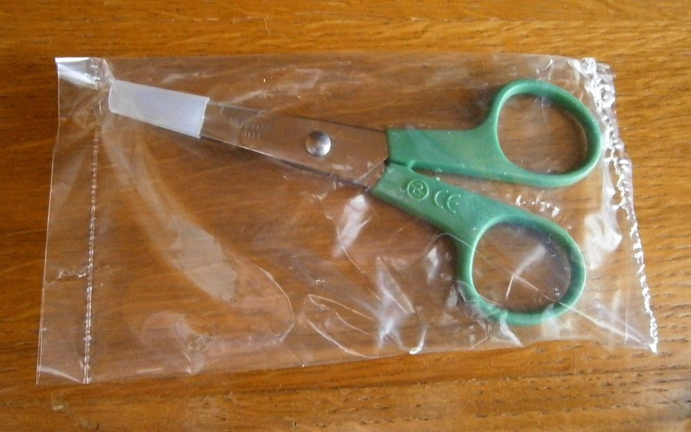 Ciseaux &agrave; bouts ronds Neufs dans leur blister d'origine Décoration