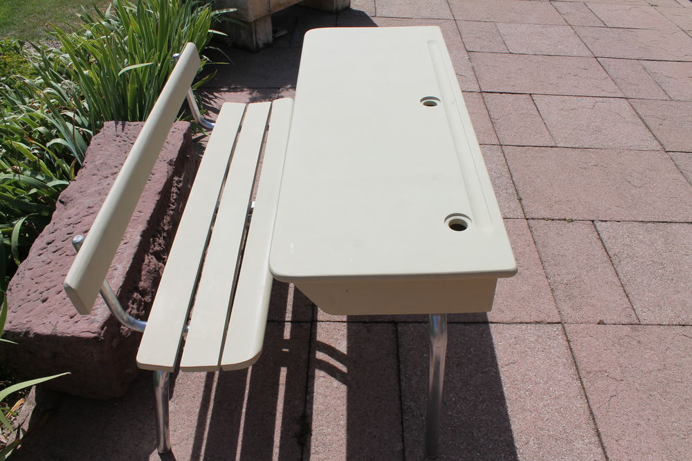 TABLE ECOLIER,ENTIEREMENT RELOOKEE. TBE. Mobilier enfants