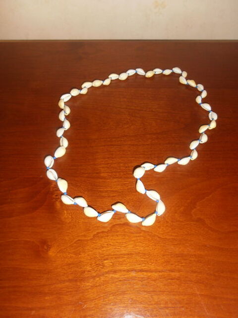 Collier de coquillages 4 (28b) 3 Tours (37)
