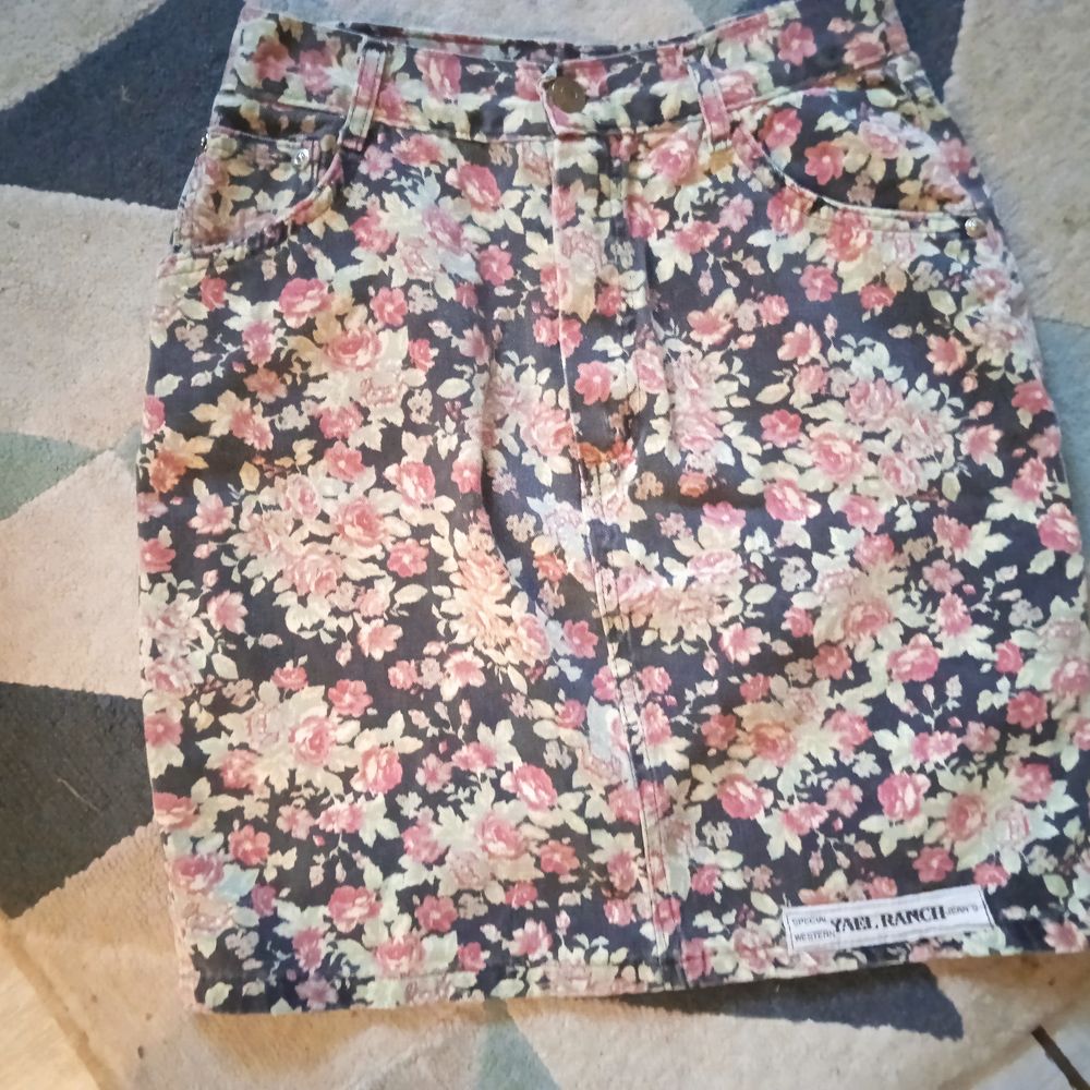 Jupe courte motifs fleurs sur fond noir, fermeture eclair et Vêtements