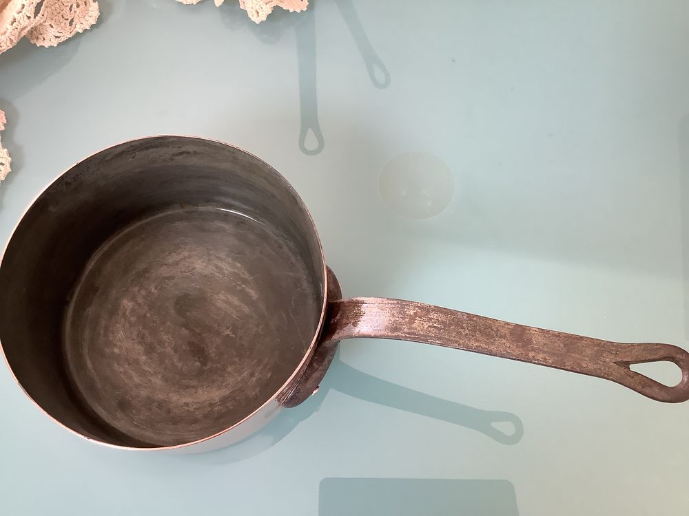 Lot de casseroles en cuivre avec barre en fer forg&eacute;. Décoration