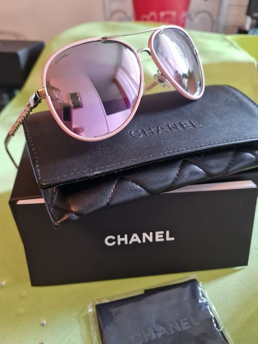 Tr&egrave;s belles lunettes solaires CHANEL Bijoux et montres