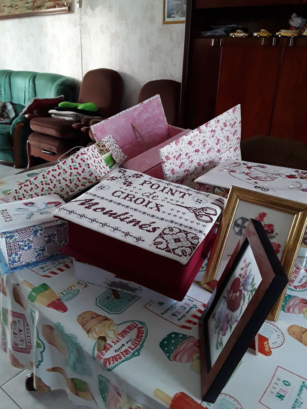 Artisanat bo&icirc;tes brod&eacute;es fait main 