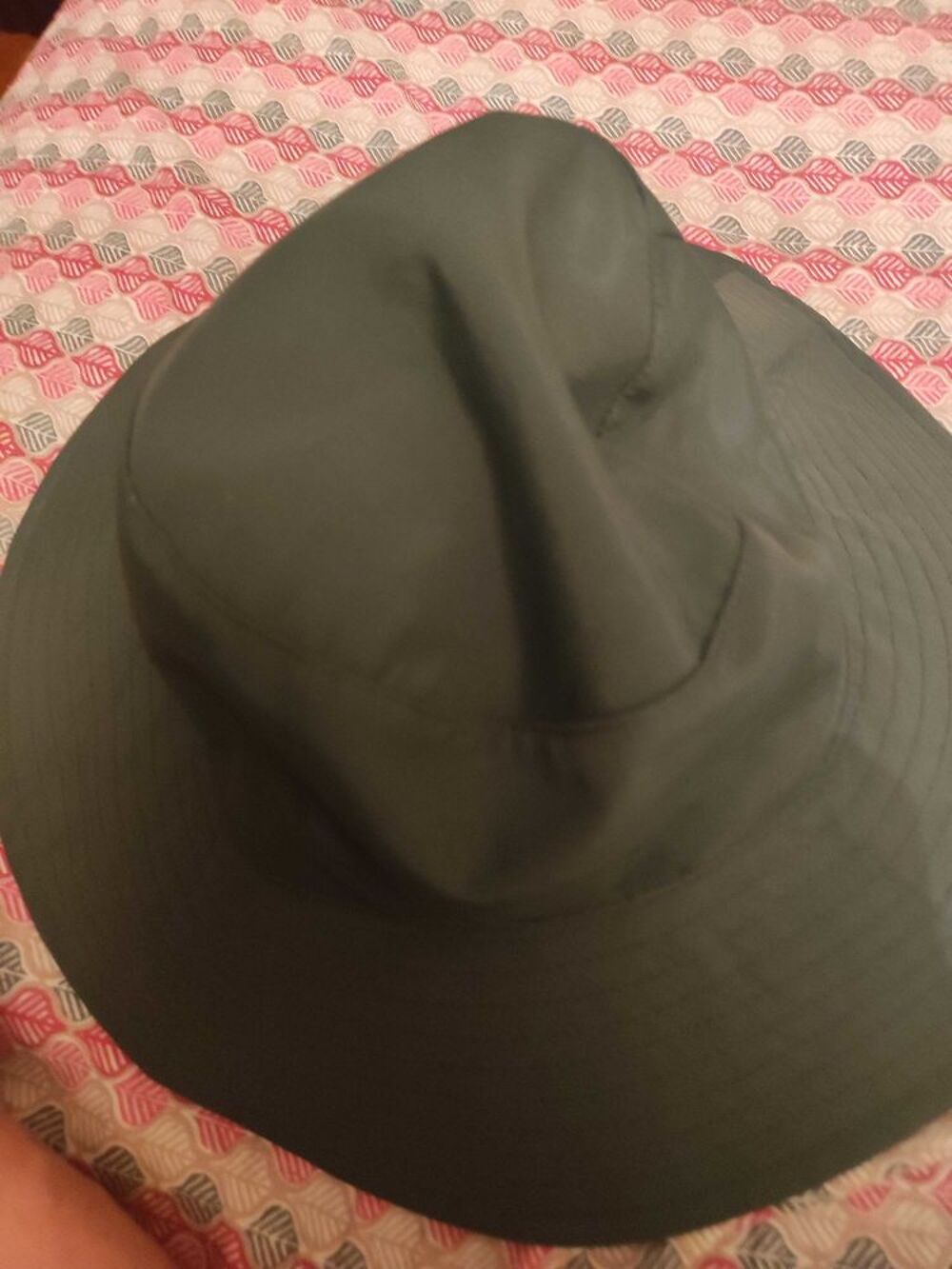 Chapeau vert fonc&eacute; neuf Galeries Lafayette Vêtements