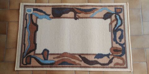 Tapis Neuf Beige/ Marron/ Bleu Largeur 50cm Longueur 80cm � 13� A venir chercher sur place j'accepte que du liquide. Saint-M�dard-en-Jalles (33)