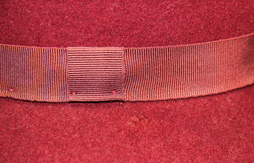 Chapeau laine style feutre femme, couleur bordeaux aubergine Vêtements